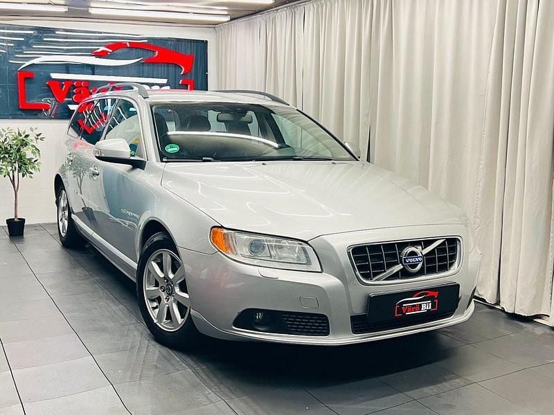 Ljusgrå Begagnad 2010 Volvo V70 Momentum Kombi | 69 900 kr (Marknadspris) - Bild 1/4