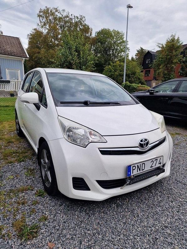 Vit Begagnad 2011 Toyota Verso-S Minibuss | 48 000 kr (Lite dyr) - Bild 1/4