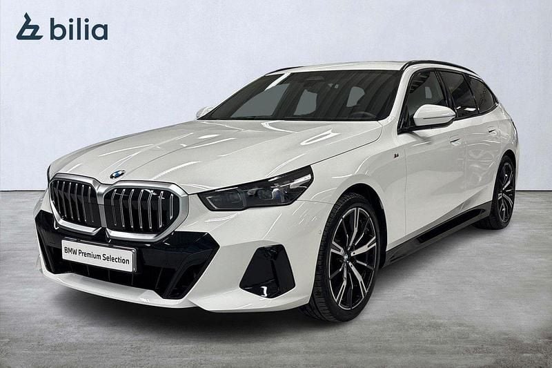 Vit Begagnad 2024 BMW 520 M Sport Kombi | 624 900 kr (Dyr) - Bild 1/4
