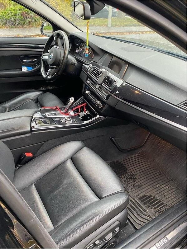 Svart Begagnad 2016 BMW 520 Sedan | 179 000 kr (Marknadspris) - Bild 1/4