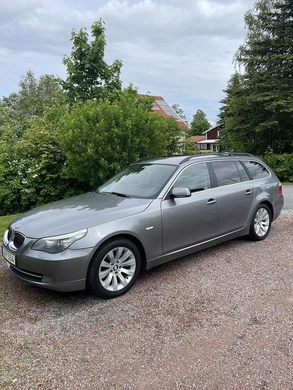 Grå Begagnad 2009 BMW 523 Kombi | 52 000 kr (Marknadspris) - Bild 1/4