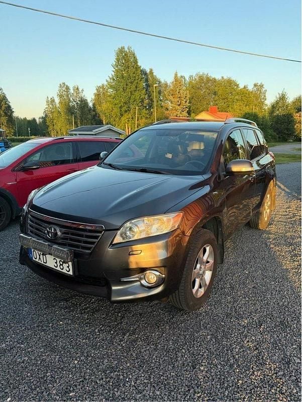 Grå Begagnad 2010 Toyota RAV4 SUV | 100 000 kr (Marknadspris) - Bild 1/4