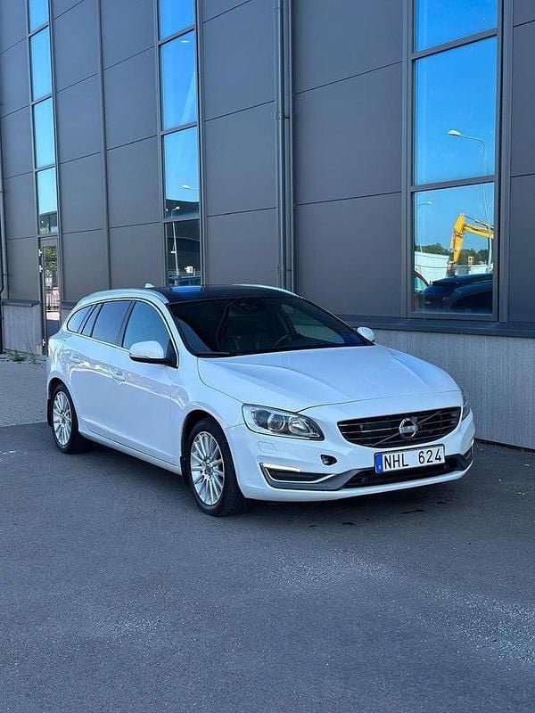 Vit Begagnad 2013 Volvo V60 Summum Kombi | 109 000 kr (Marknadspris) - Bild 1/4