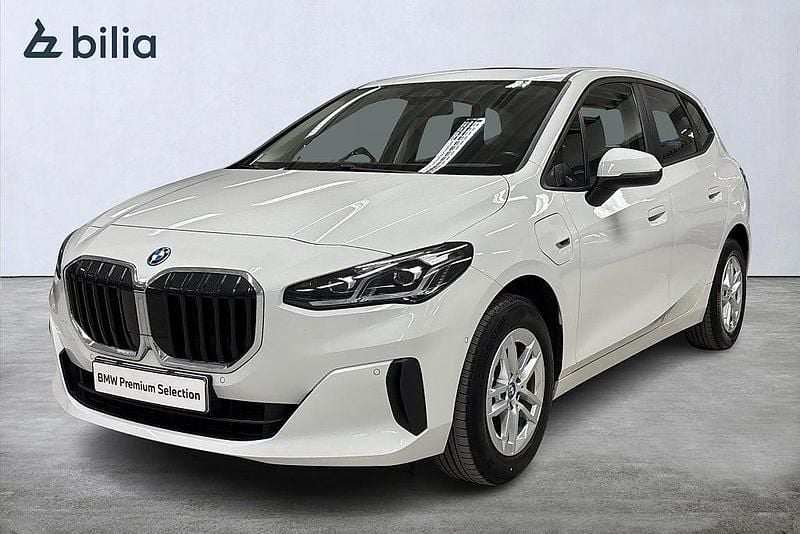 Vit Begagnad 2022 BMW 225 Active Tourer Minibuss | 299 900 kr (Lite dyr) - Bild 1/4