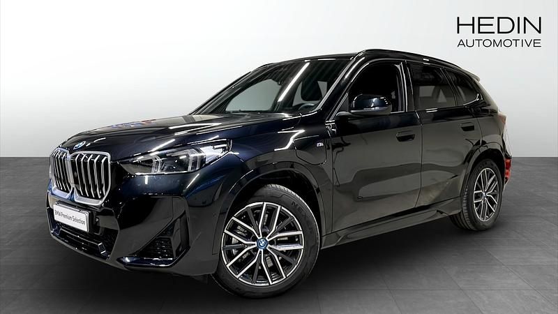 Svart (black) Begagnad 2025 BMW X1 Comfort Edition SUV | 578 700 kr - Bild 1/4