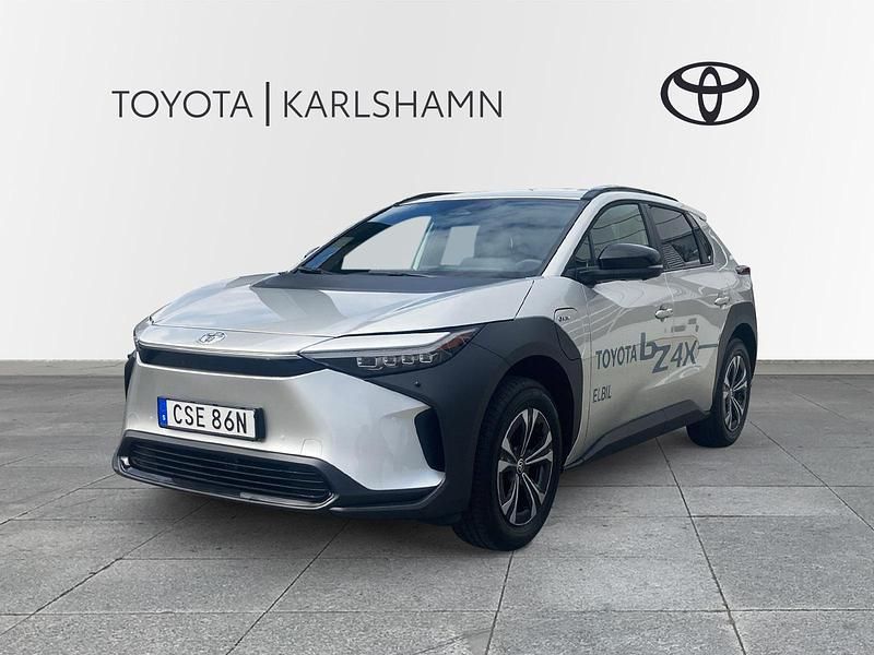 Silver Begagnad 2023 Toyota bZ4X Edition SUV | 389 000 kr (Lite dyr) - Bild 1/4