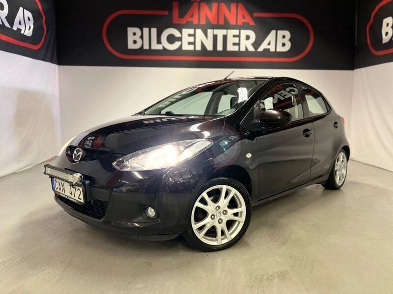Brun Begagnad 2009 Mazda 2 Comfort Halvkombi | 49 900 kr (Dyr) - Bild 1/4