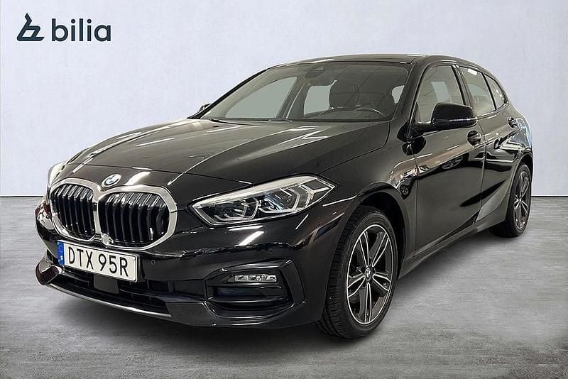 Svart Begagnad 2022 BMW 118 Sport Line Halvkombi | 229 900 kr (Marknadspris) - Bild 1/4