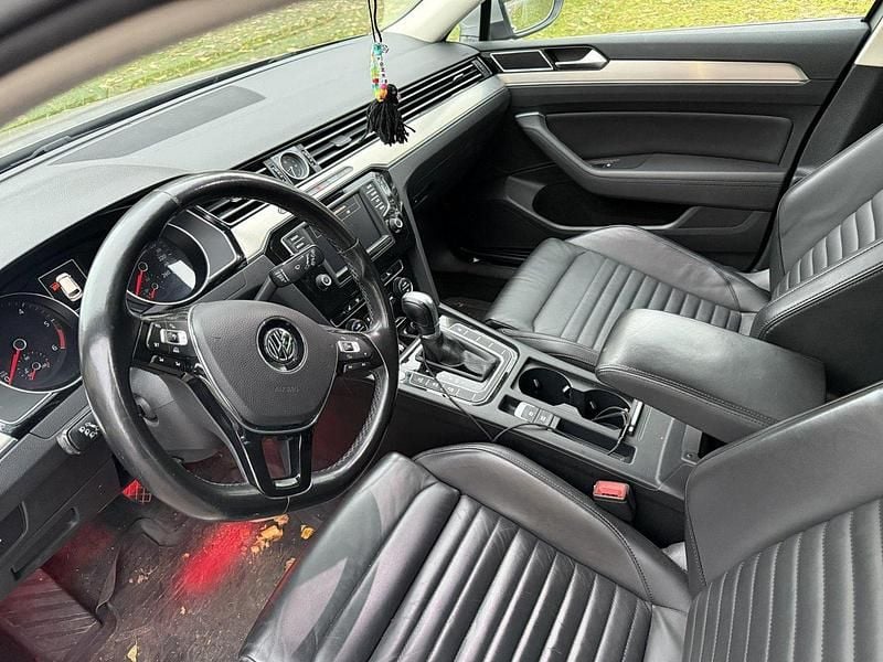 Silver Begagnad 2017 VW Passat GT Kombi | 185 000 kr (Marknadspris) - Bild 1/4