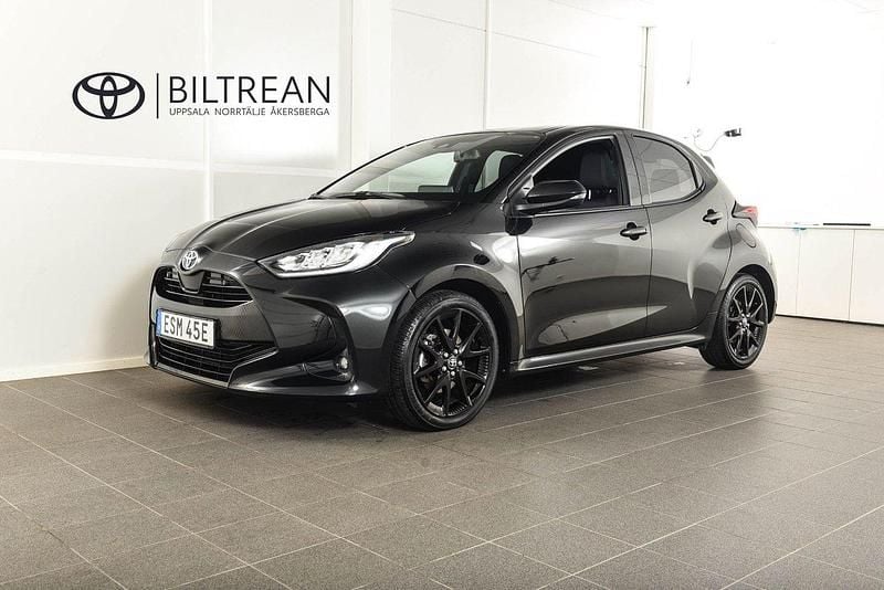 Svart Begagnad 2023 Toyota Yaris Hybrid Style Halvkombi | 248 900 kr (Marknadspris) - Bild 1/4
