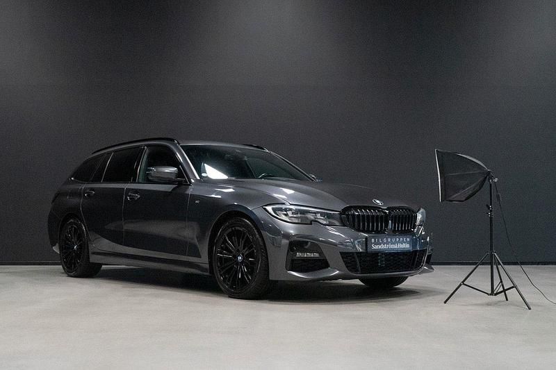 Grå Begagnad 2020 BMW 320 M Sport Kombi | 349 000 kr (Dyr) - Bild 1/4