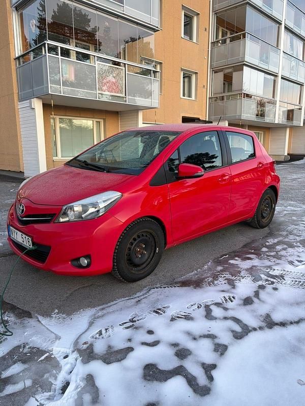 Begagnad 2013 Toyota Yaris Halvkombi | 65 000 kr (Marknadspris) - Bild 1/4