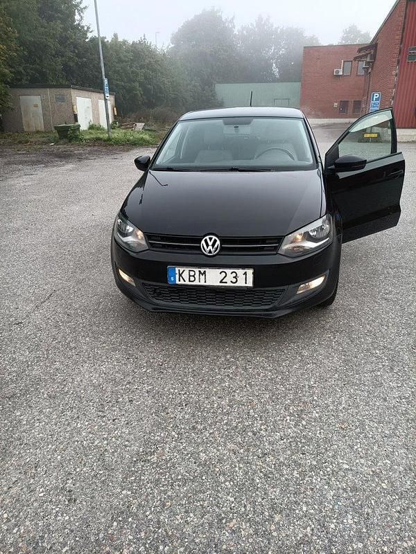 Svart Begagnad 2010 VW Polo Halvkombi | 35 000 kr (Marknadspris) - Bild 1/4