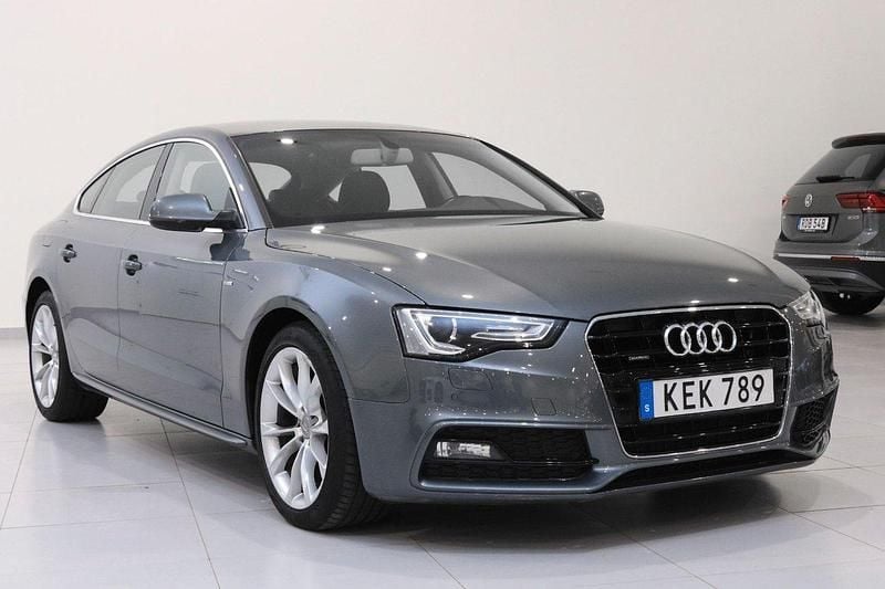 Grå Begagnad 2015 Audi A5 Sportback Sport Halvkombi | 179 900 kr (Marknadspris) - Bild 1/4
