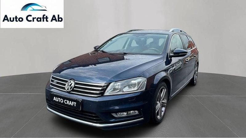 Mörkblå Begagnad 2013 VW Passat R-line Kombi | 89 899 kr (Marknadspris) - Bild 1/4