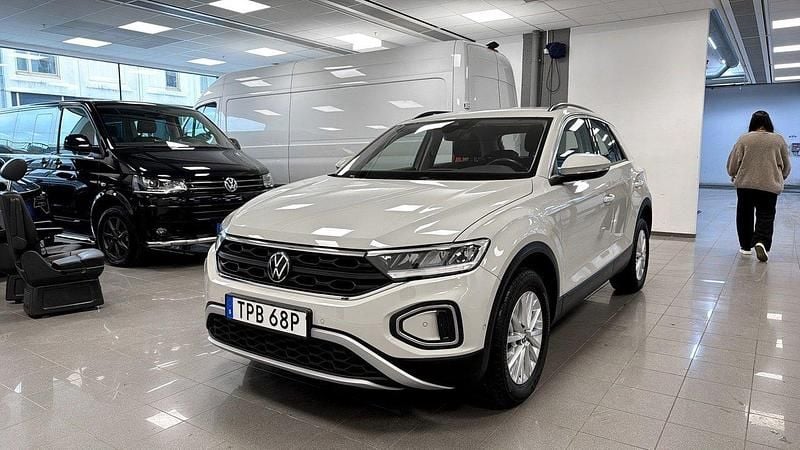 Grå Begagnad 2022 VW T-Roc Life SUV | 219 900 kr (Marknadspris) - Bild 1/4