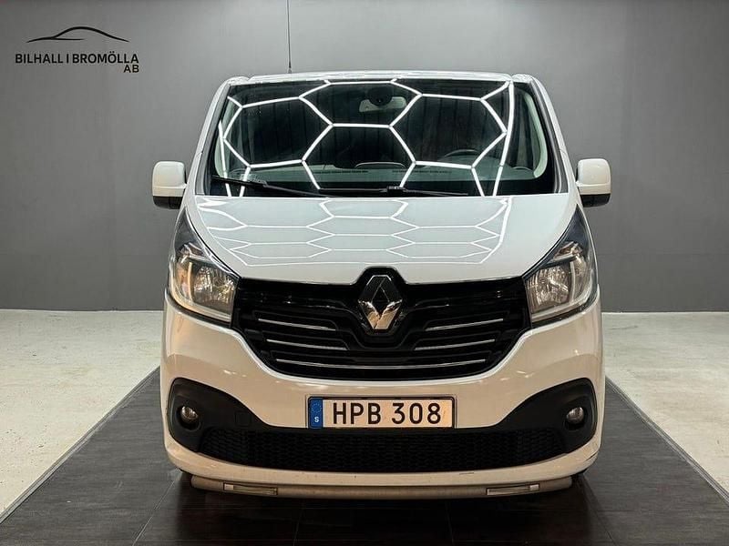 Vit Begagnad 2015 Renault Trafic Minibuss | 99 900 kr (Marknadspris) - Bild 1/4