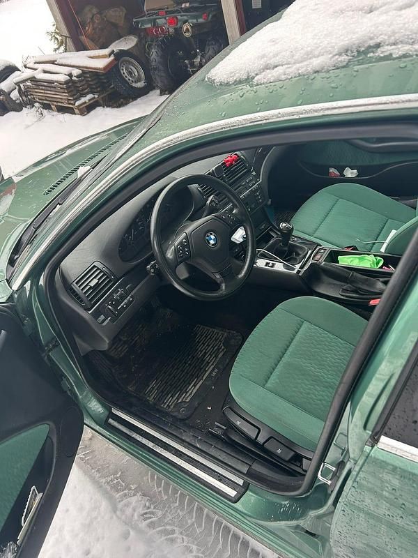 Begagnad BMW 320 150 HK (110 kW) 1999 Grön Sedan
