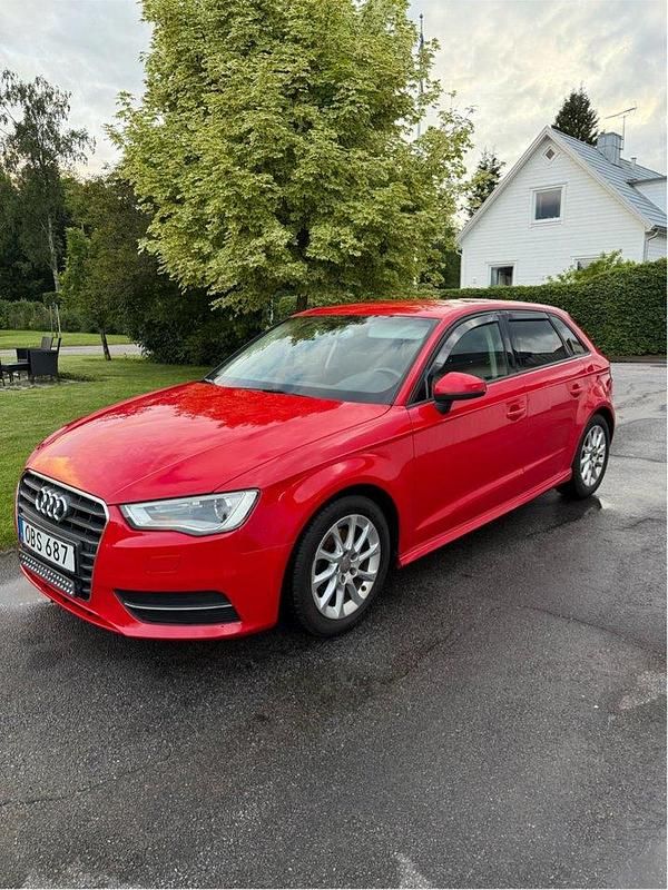 Röd Begagnad 2014 Audi A3 Sportback Attraction Halvkombi | 85 000 kr (Marknadspris) - Bild 1/4