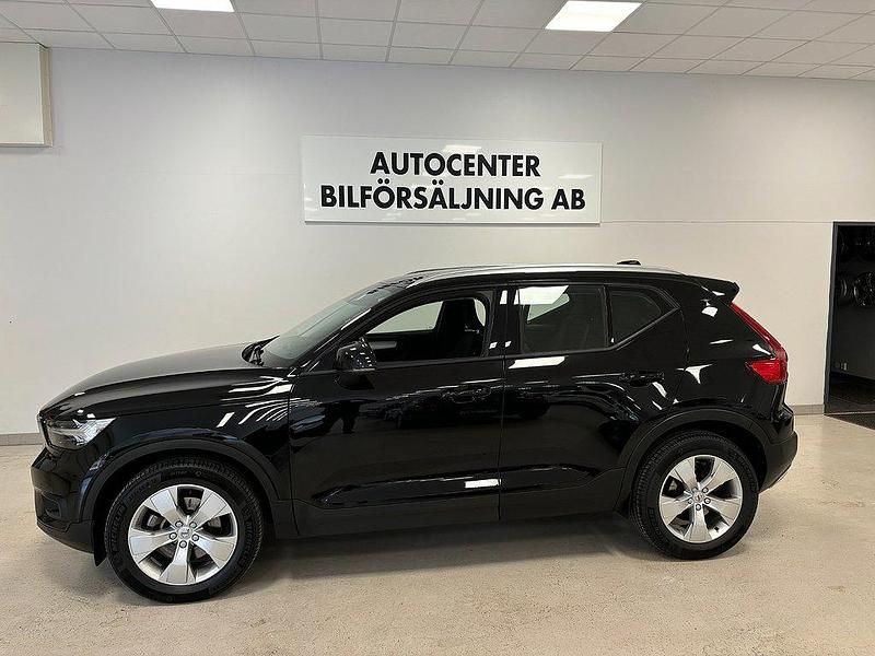 Svart Begagnad 2021 Volvo XC40 Momentum SUV | 289 900 kr (Marknadspris) - Bild 1/4