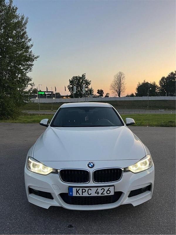 Vit Begagnad 2015 BMW 320 M Sport Sedan | 154 900 kr (Marknadspris) - Bild 1/4