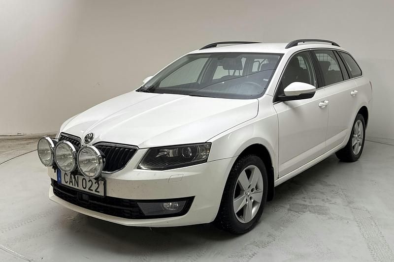 Vit Begagnad 2014 Skoda Octavia Kombi | 89 000 kr (Marknadspris) - Bild 1/4