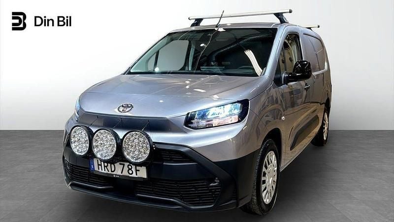 Grå Begagnad 2024 Toyota Proace City City Minibuss | 299 900 kr (Marknadspris) - Bild 1/4