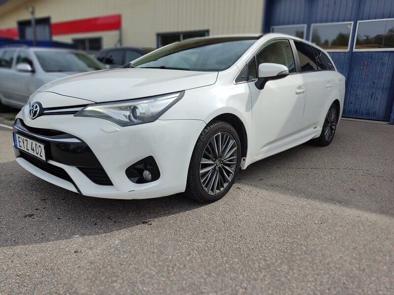 Vit Begagnad 2017 Toyota Avensis Multidrive S Kombi | 149 900 kr (Marknadspris) - Bild 1/4