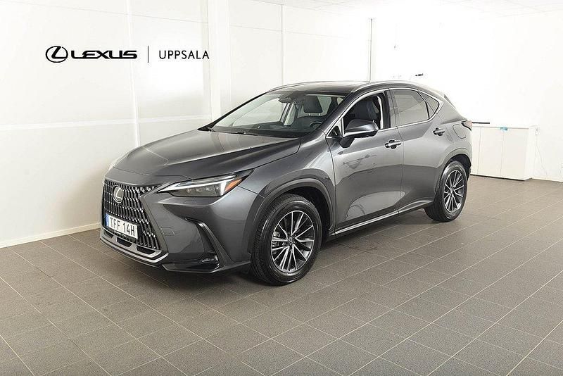Grå Begagnad 2023 Lexus NX450h+ Executive Line SUV | 589 900 kr (Marknadspris) - Bild 1/4