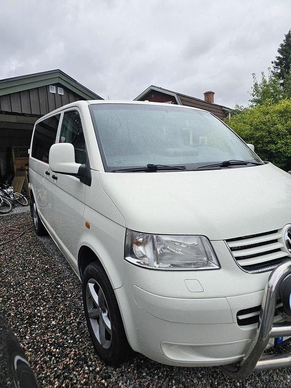 Vit Begagnad 2007 VW Shuttle Minibuss | 120 000 kr - Bild 1/4