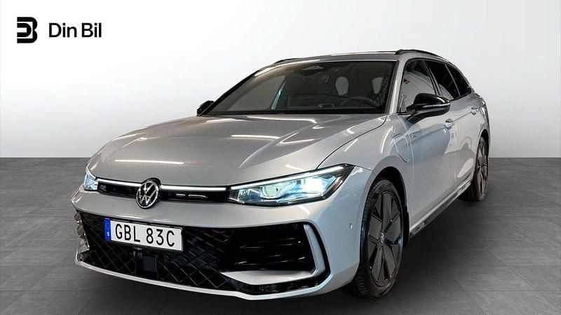 Silver Ny 2024 VW Passat R-line Kombi | 509 900 kr (Marknadspris) - Bild 1/4