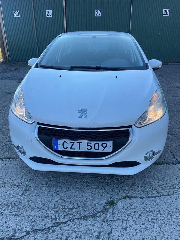Vit Begagnad 2013 Peugeot 208 Halvkombi | 45 000 kr (Bra pris) - Bild 1/4