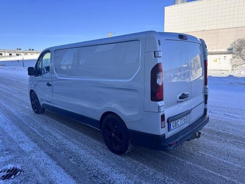 Begagnad Renault Trafic 140 HK (102 kW) 2015 Silver Minibuss