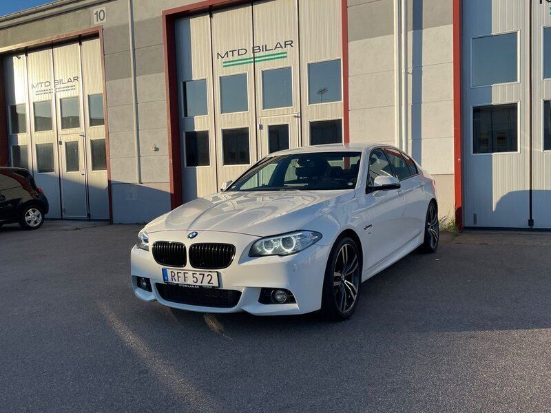 Vit Begagnad 2016 BMW 520 M Sport Sedan | 179 900 kr (Marknadspris) - Bild 1/4