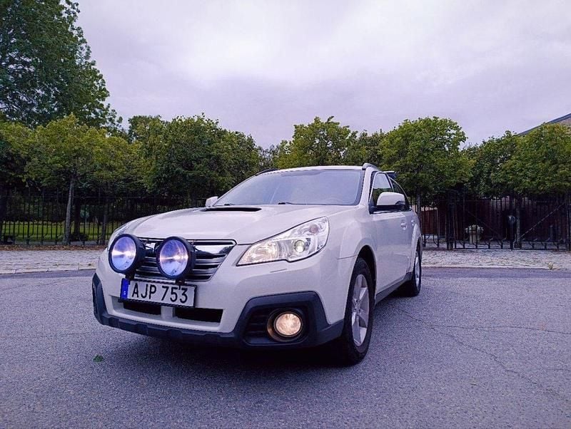 Vit Begagnad 2014 Subaru Outback SUV | 93 000 kr (Marknadspris) - Bild 1/4
