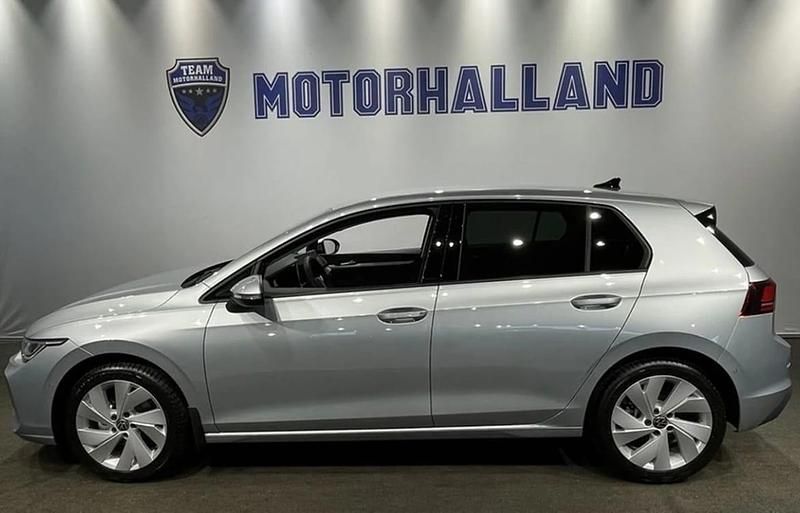 Silver Ny 2025 VW Golf VIII Edition Halvkombi | 299 900 kr (Bra pris) - Bild 1/4
