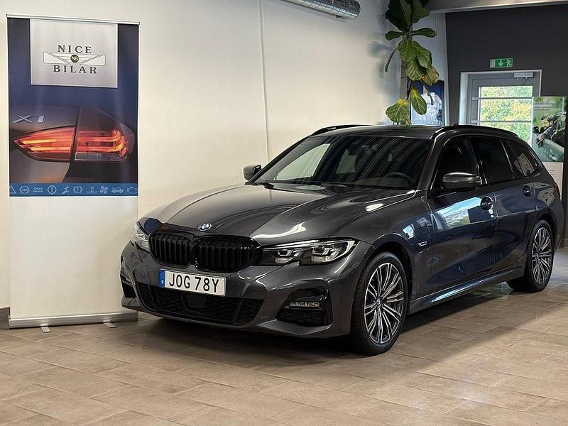 Grå Begagnad 2022 BMW 330e M Sport Kombi | 339 000 kr (Marknadspris) - Bild 1/4