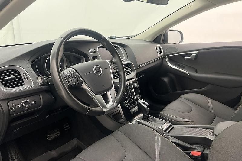 Vit Begagnad 2019 Volvo V40 CC Kombi | 209 900 kr (Marknadspris) - Bild 1/2