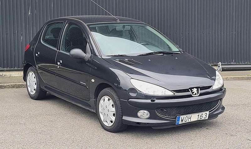 Svart Begagnad 2005 Peugeot 206 Halvkombi | 19 900 kr (Marknadspris) - Bild 1/4