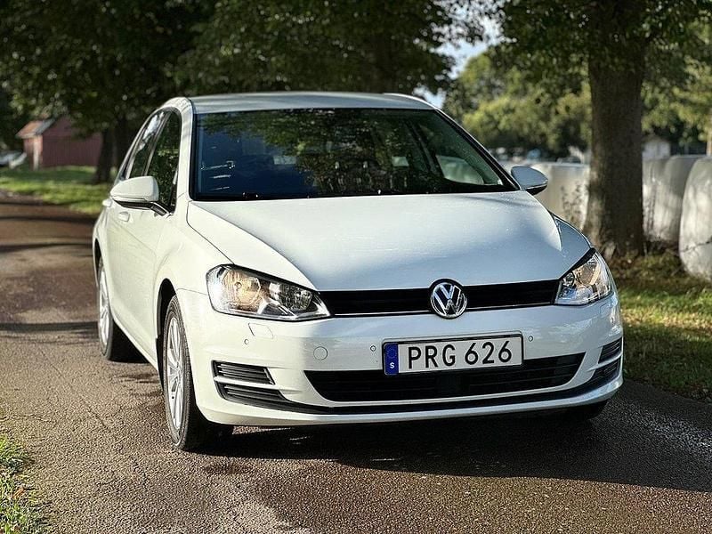 Vit Begagnad 2017 VW Golf VII R Halvkombi | 89 900 kr (Bra pris) - Bild 1/4