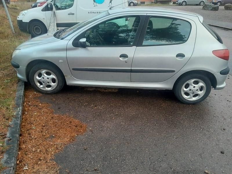 Begagnad 2002 Peugeot 206 Halvkombi | 25 000 kr (Marknadspris) - Bild 1/4