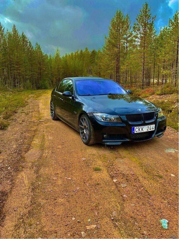 Svart Begagnad 2007 BMW 335 Comfort Edition Sedan | 165 000 kr (Bra pris) - Bild 1/4