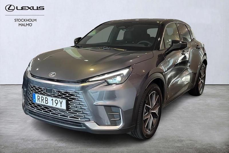 Grå Ny 2025 Lexus LBX SUV | 359 000 kr (Marknadspris) - Bild 1/4