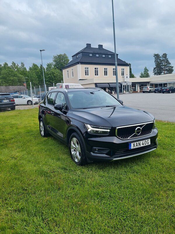 Svart Begagnad 2020 Volvo XC40 Momentum SUV | 199 000 kr (Dyr) - Bild 1/4