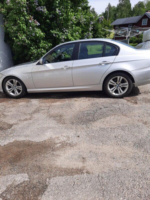 Grå Begagnad 2010 BMW 316 Comfort Edition Sedan | 70 000 kr (Bra pris) - Bild 1/4