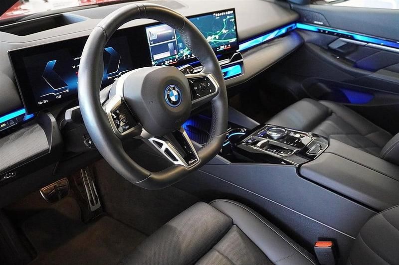 Begagnad BMW i5 M Sport 442 kW (601 HK) 2024 Röd/orange Sedan