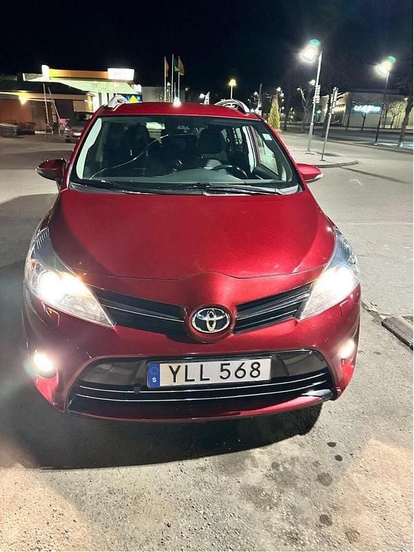 Röd Begagnad 2017 Toyota Verso Multidrive S Minibuss | 174 000 kr (Bra pris) - Bild 1/4