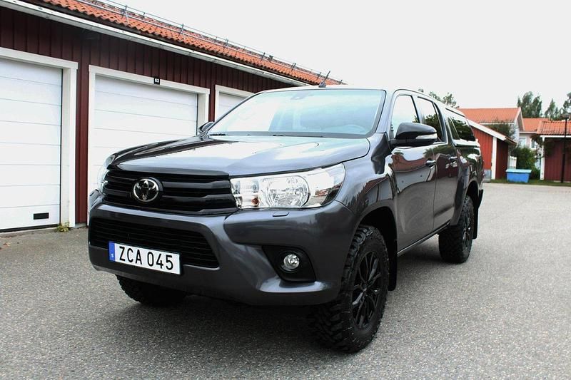 Grå Begagnad 2018 Toyota HiLux Pickup | 419 000 kr (Marknadspris) - Bild 1/4