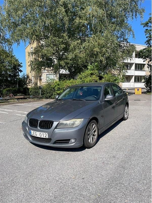 Grå Begagnad 2011 BMW 320 Comfort Edition Sedan | 35 000 kr (Superpris) - Bild 1/4