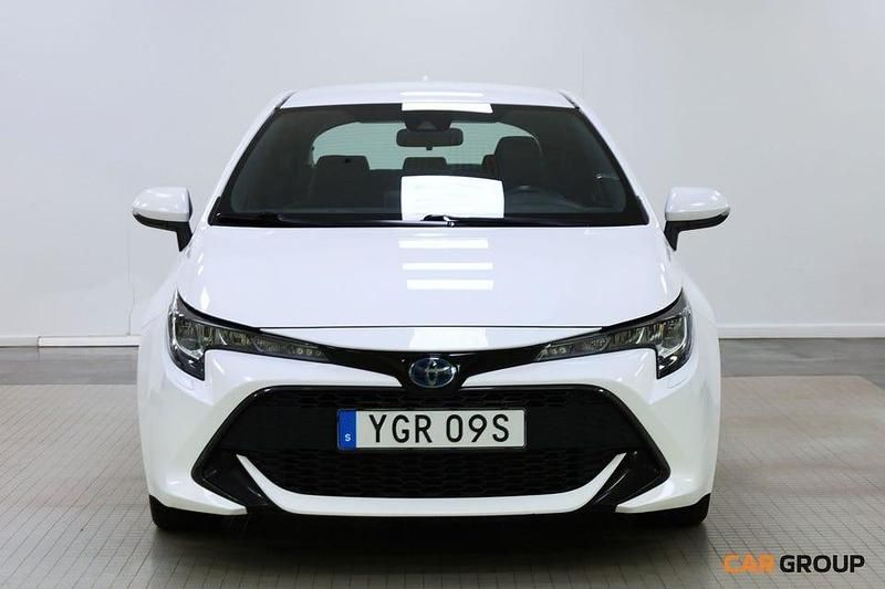 Vit Begagnad 2019 Toyota Corolla Hybrid Active Halvkombi | 189 800 kr (Marknadspris) - Bild 1/4